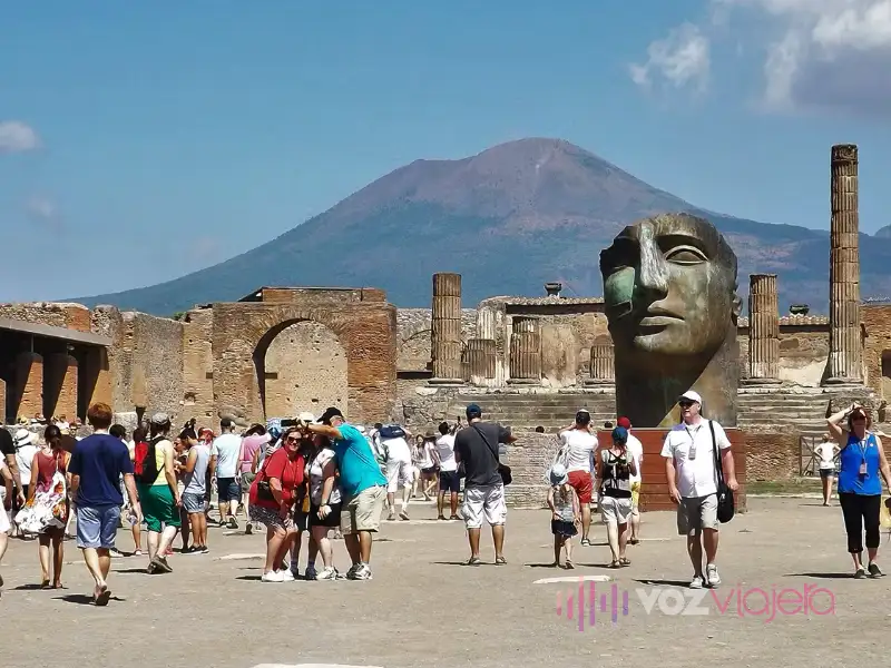 Pompeii full of tourists