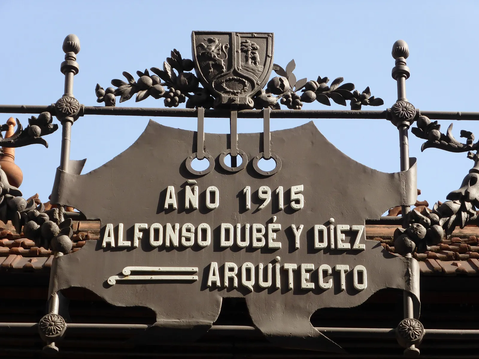 Iron sign on the Mercado de San Miguel with Madrid's coat of arms and the words Año 1915, Alfonso Dubé y Díez, Arquitecto