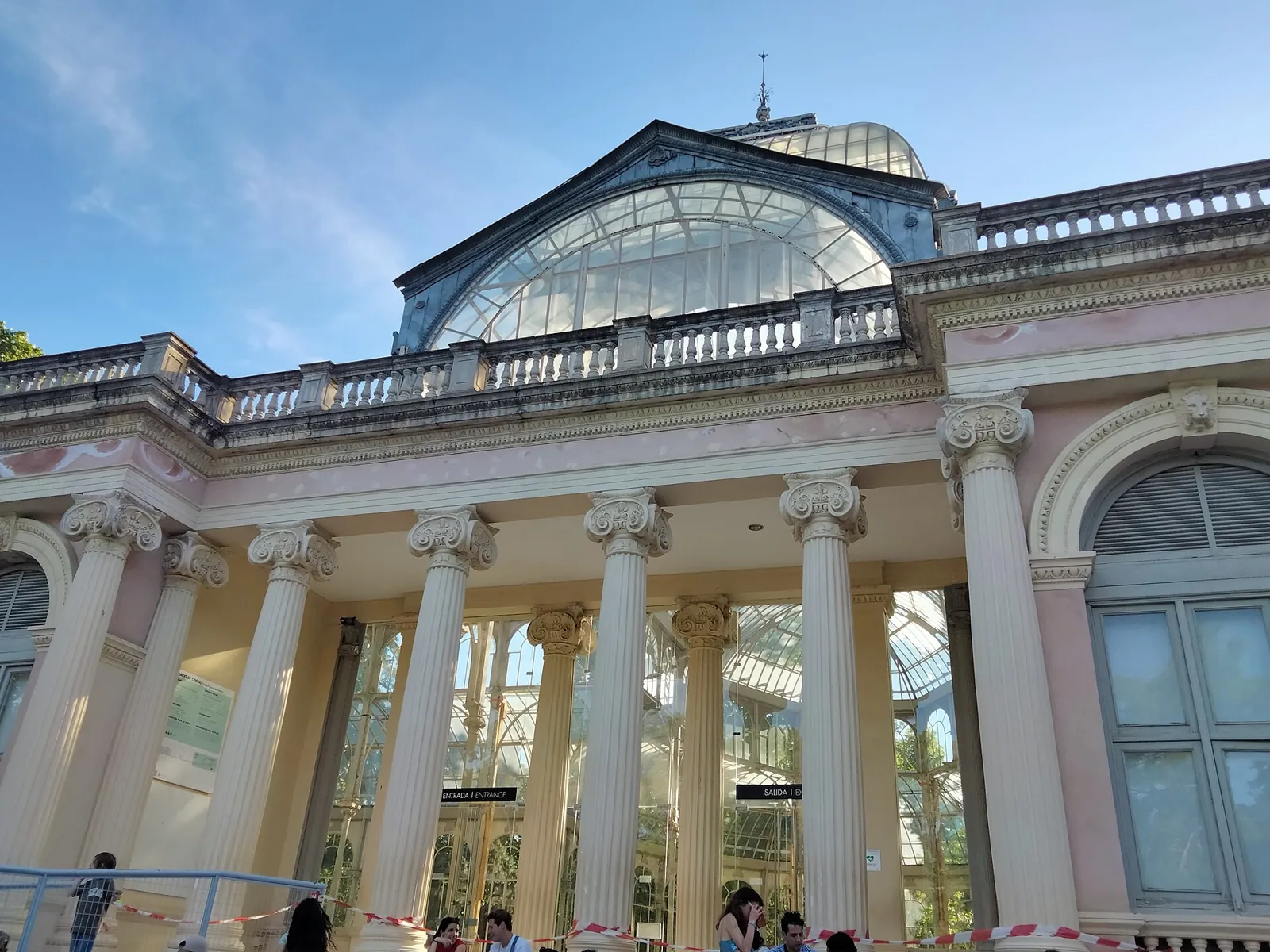 Entrance portico of the Palacio de Cristal: white Ionic columns under a balustrade, with the glass vault behind