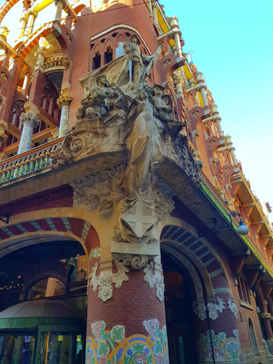 The sculptural group by Miquel Blay on the corner of the Palau de la Música Catalana façade: Saint George with his sword at the top and a large female figure at the centre