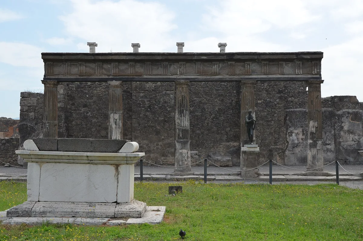 The altar in the courtyard of the Sanctuary of Apollo in Pompeii, with the east colonnade and the bronze statue of Apollo behind