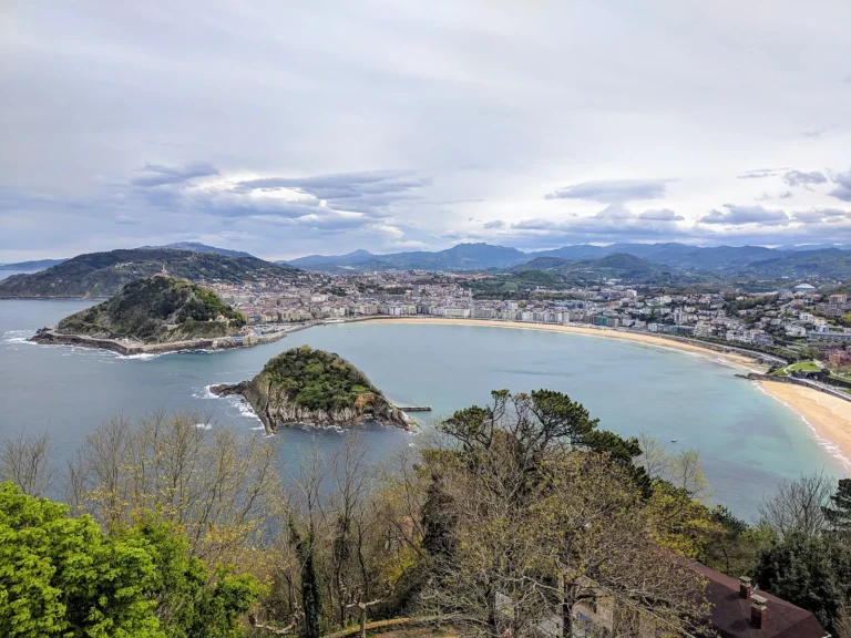 View of San Sebastián from Monte Igueldo: La Concha bay with Santa Clara Island in the middle, Mount Urgull behind it and the beach on the right
